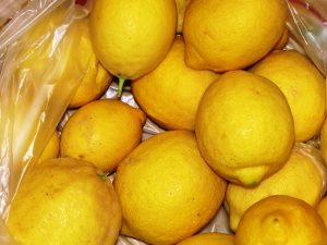 שקית של הסופר זה בסדר אבל עדיף שהלימונים יגיעו יש מהעץ