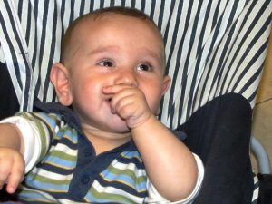 תומר מוודא שאבא עוקב אחרי המתכון